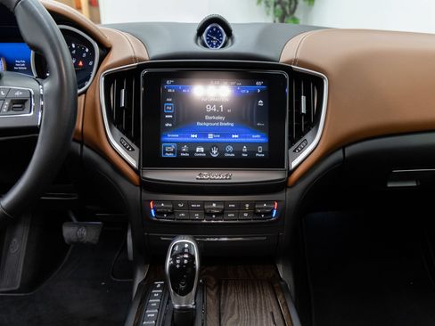 Used 2018 Maserati Ghibli GranLusso RWD image 18