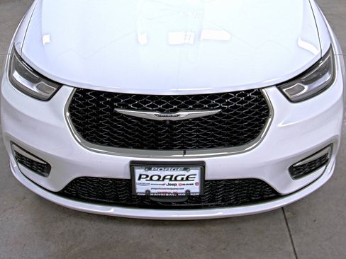 Used 2024 Chrysler Pacifica Select image 16