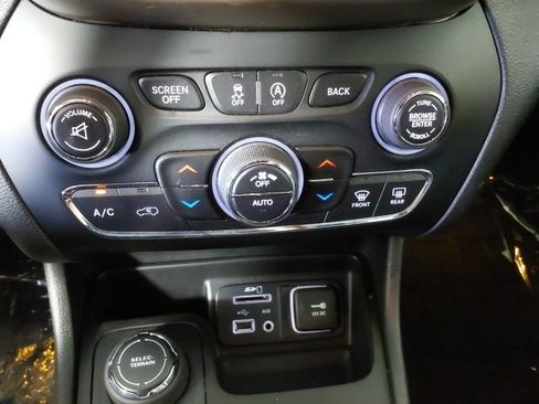 Used 2015 Jeep Cherokee Limited w/ Luxury Group AWD/4WD image 25