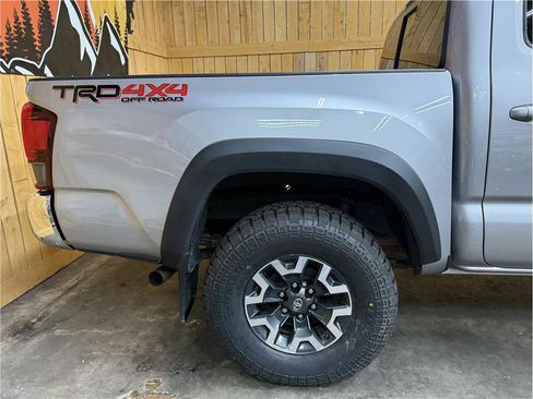 Used 2019 Toyota Tacoma TRD Off-Road w/ TRD Premium Off Road Package AWD/4WD image 6