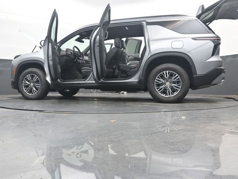 Used 2025 Chevrolet Traverse LT image 43