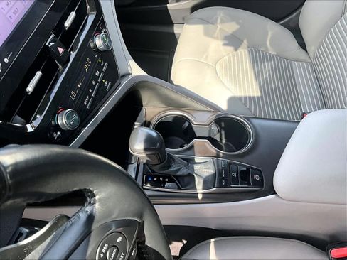 Used 2022 Toyota Camry SE image 19