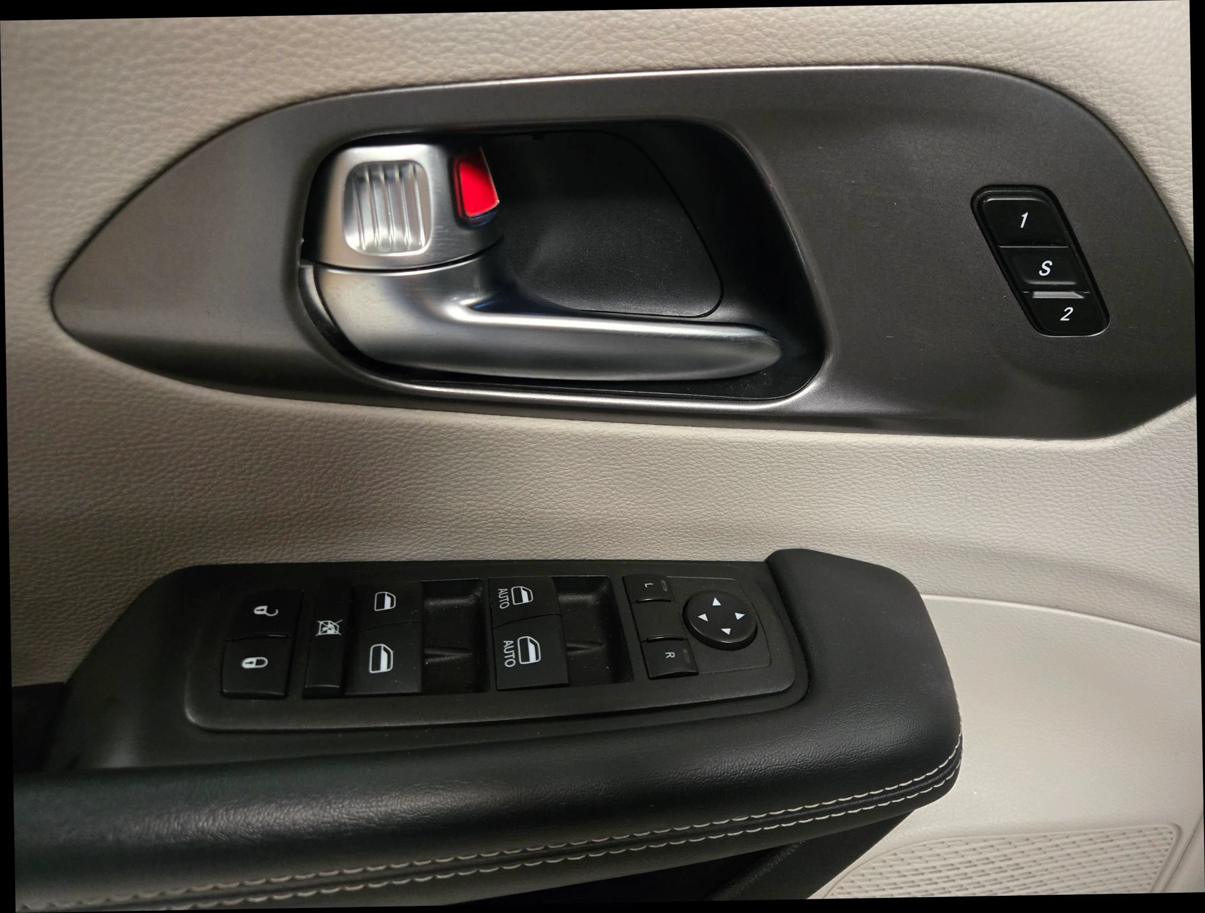 Used 2023 Chrysler Pacifica Touring-L FWD image 10
