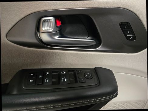 Used 2023 Chrysler Pacifica Touring-L FWD image 10