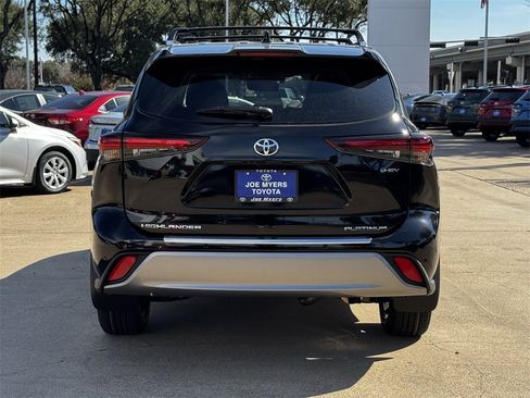 New 2026 Toyota Highlander Platinum image 8