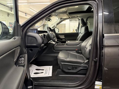 Used 2025 Ford Expedition Active AWD/4WD image 13