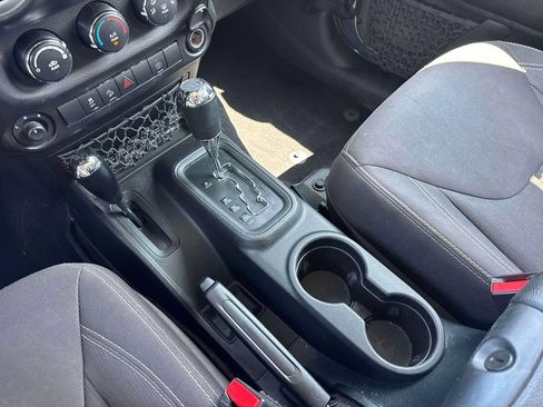 Used 2017 Jeep Wrangler Unlimited Sahara AWD/4WD image 29