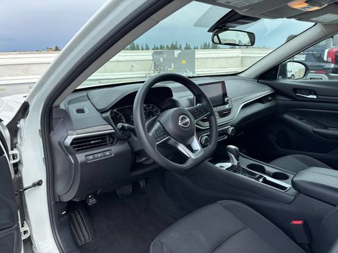 Used 2025 Nissan Altima 2.5 SV FWD image 33