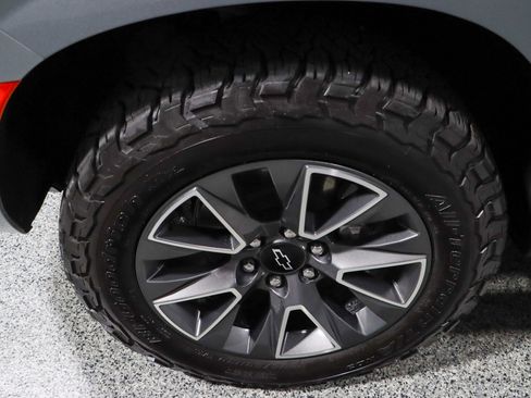 Used 2023 Chevrolet Suburban Z71 w/ Luxury Package image 11