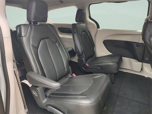 Used 2023 Chrysler Pacifica Touring-L image 33