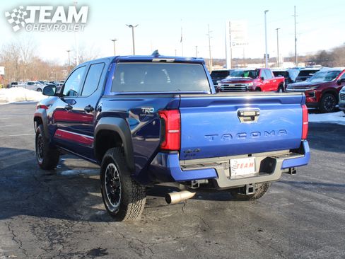 Used 2024 Toyota Tacoma TRD Off-Road image 6
