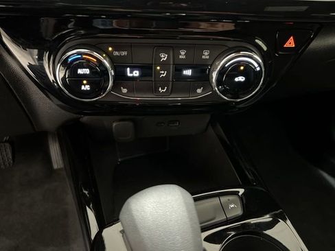 Used 2025 Chevrolet Trax RS FWD image 16