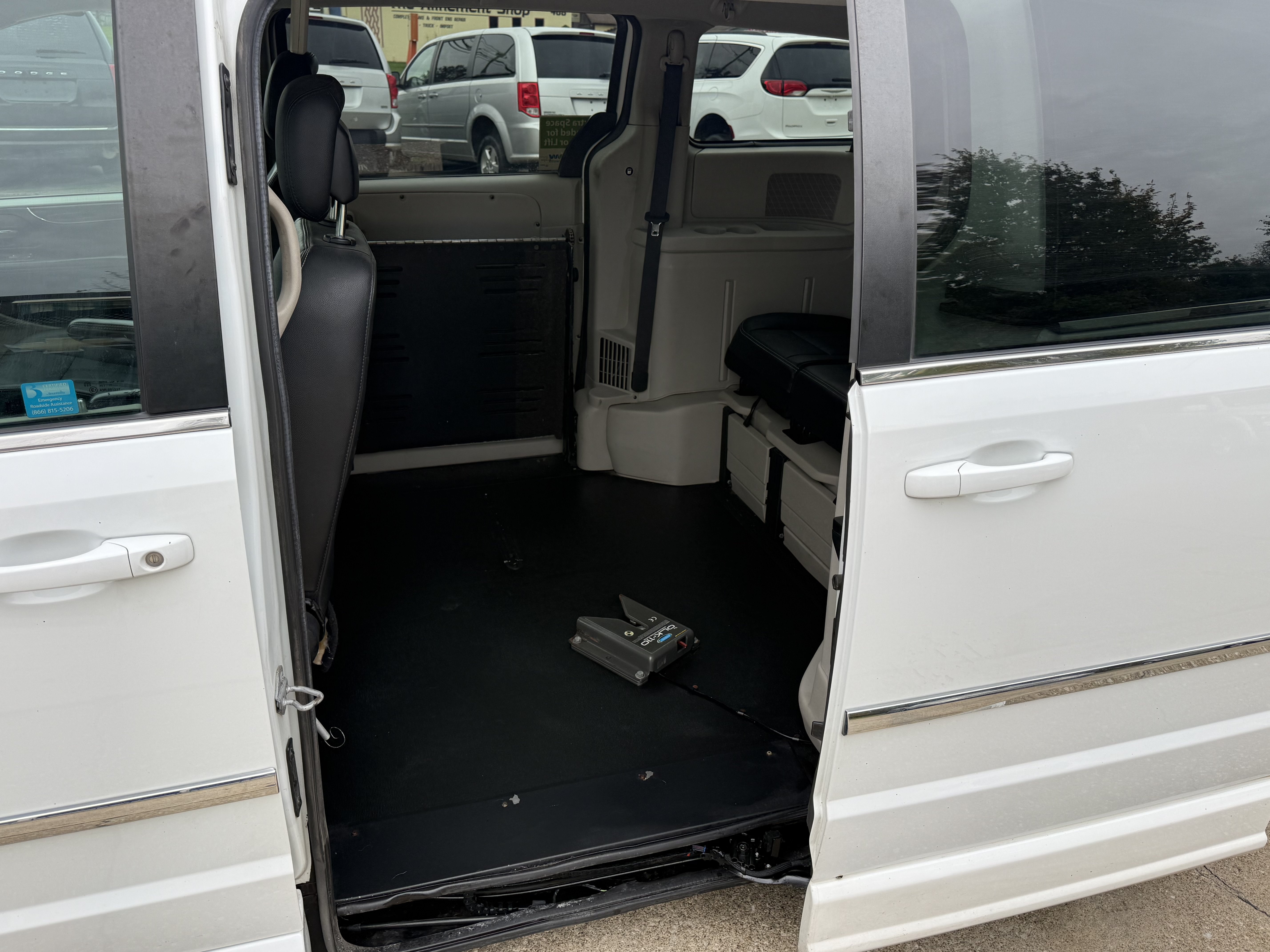 Used 2016 Chrysler Town & Country Touring FWD image 28