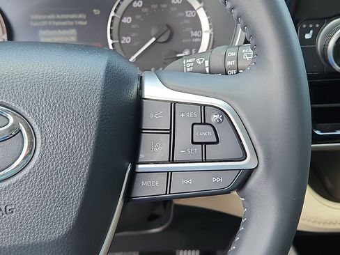 Used 2024 Toyota Highlander XLE FWD image 19