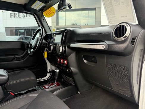 Used 2018 Jeep Wrangler Unlimited Sahara AWD/4WD image 16
