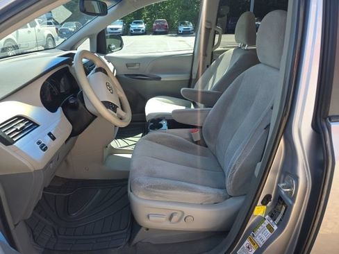 Used 2012 Toyota Sienna LE w/ Towing Pkg FWD image 11