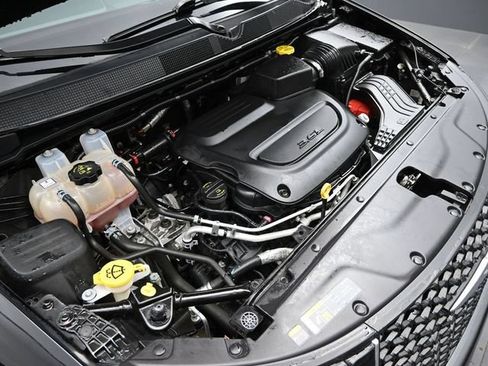 Used 2024 Chrysler Pacifica Touring-L FWD image 39