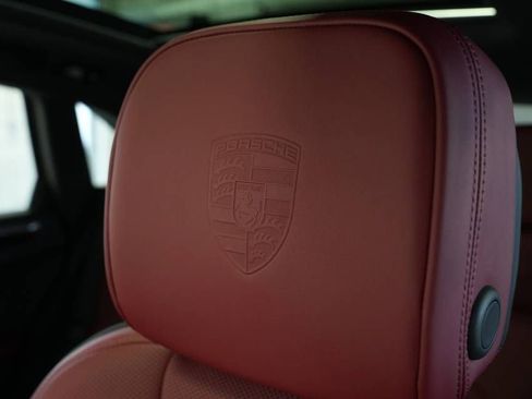 Certified 2025 Porsche Macan AWD/4WD image 34