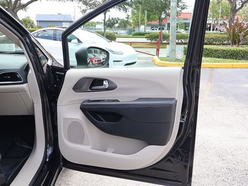 Used 2023 Chrysler Pacifica Touring-L FWD image 22