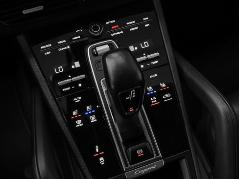 Certified 2022 Porsche Cayenne Platinum Edition AWD/4WD image 35