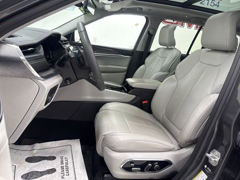 Used 2022 Jeep Grand Cherokee Overland w/ Luxury Tech Group IV AWD/4WD image 20