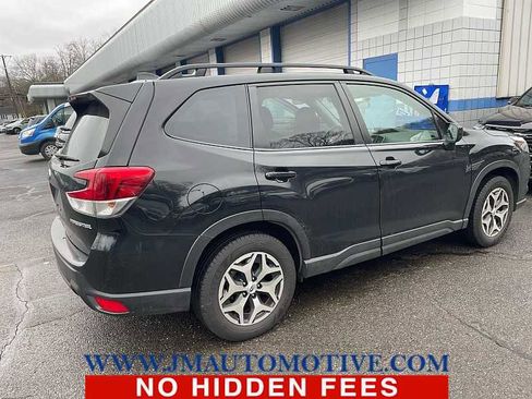 Used 2023 Subaru Forester Premium image 3