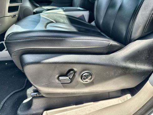 Used 2023 Chrysler Pacifica Touring-L FWD image 3