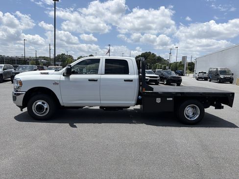 Used 2024 RAM 3500 Tradesman w/ Chrome Appearance Group AWD/4WD image 4