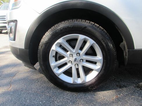 Used 2017 Ford Explorer XLT image 21