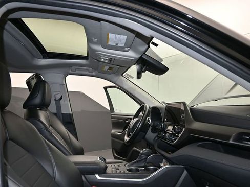Certified 2023 Toyota Highlander XLE image 34