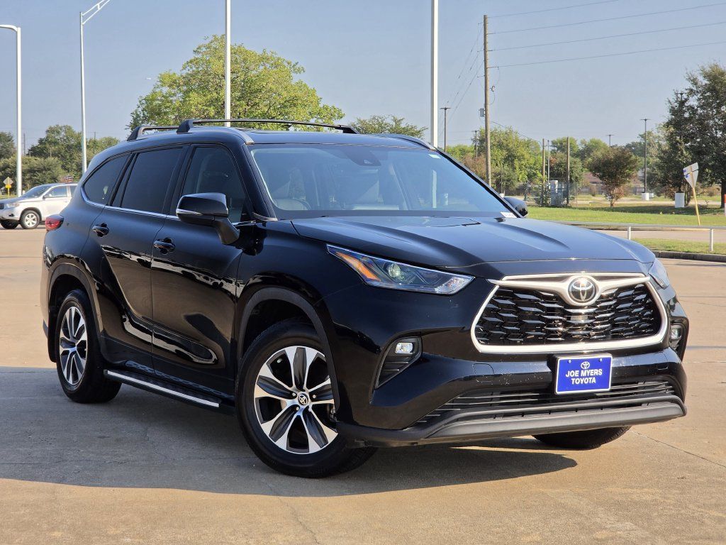 Used 2023 Toyota Highlander XLE FWD image 2