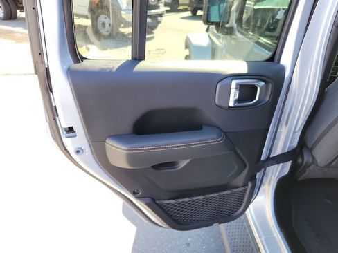 Used 2024 Jeep Wrangler Unlimited Sahara AWD/4WD image 29