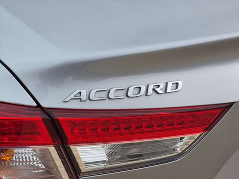 Used 2018 Honda Accord Touring image 30