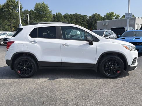 Used 2019 Chevrolet Trax LT w/ Sun & Sound Package FWD image 24