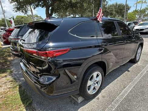 Used 2023 Toyota Highlander L FWD image 6