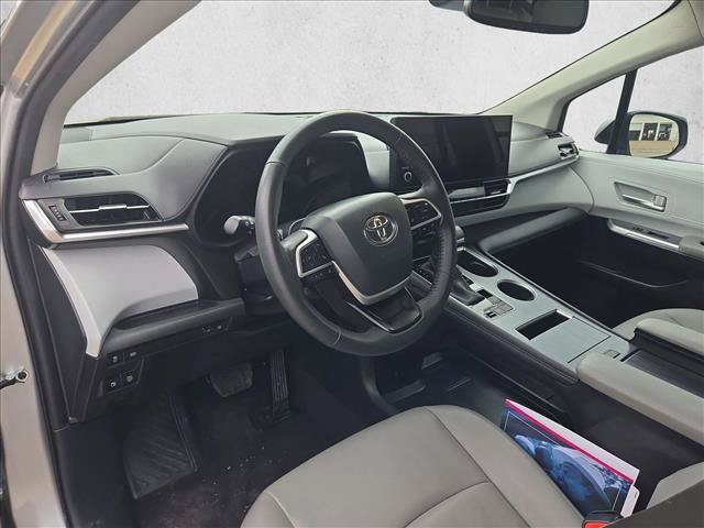 Used 2025 Toyota Sienna XLE FWD image 8