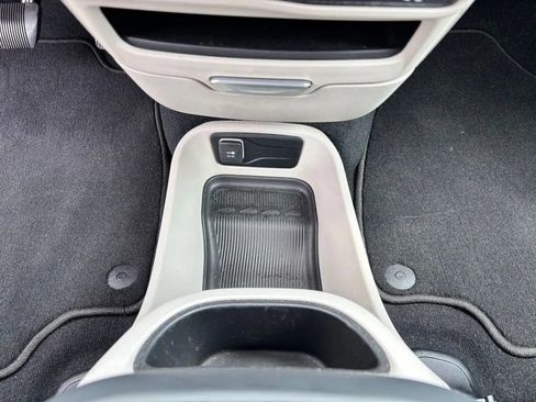 Used 2023 Chrysler Pacifica Touring-L FWD image 16