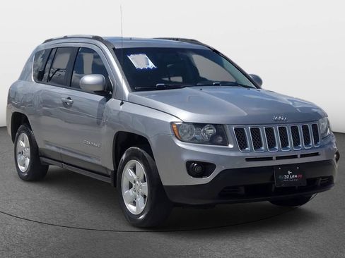 Used 2017 Jeep Compass Latitude FWD image 1