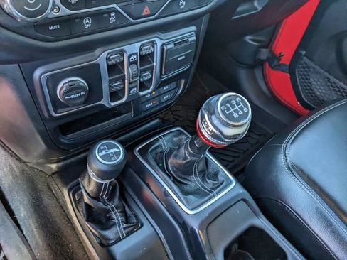 Used 2019 Jeep Wrangler Unlimited Sahara AWD/4WD image 23