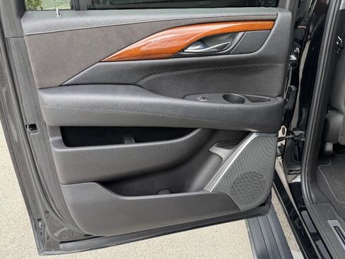 Used 2018 Cadillac Escalade ESV Premium Luxury image 15