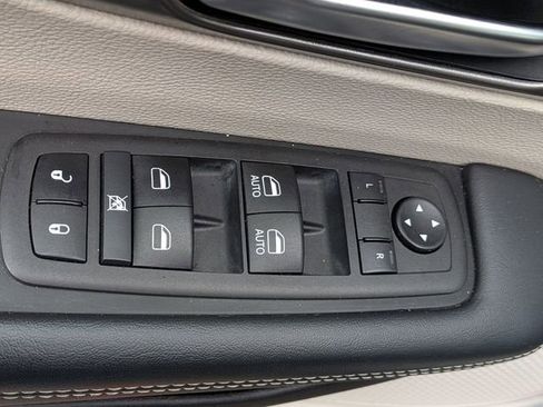 Certified 2023 Chrysler Pacifica Touring-L image 15