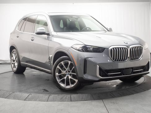 Used 2024 BMW X5 xDrive40i w/ Parking Assistance Package AWD/4WD image 1