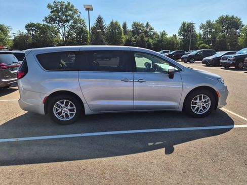 Used 2023 Chrysler Pacifica Touring-L FWD image 4