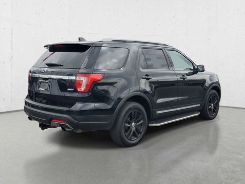 Used 2018 Ford Explorer XLT image 7