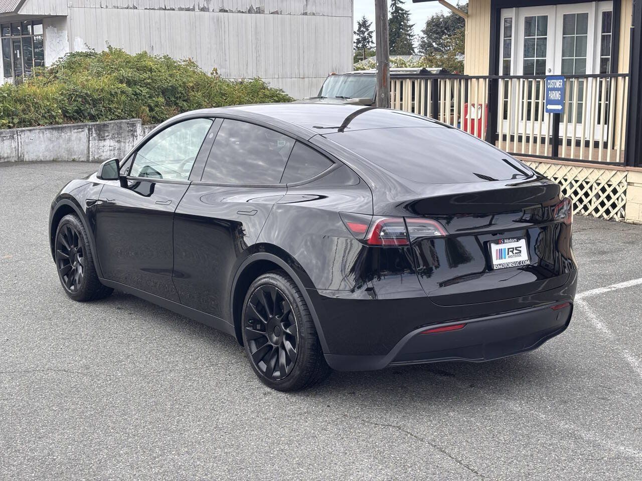 Used 2024 Tesla Model Y Long Range AWD/4WD image 3