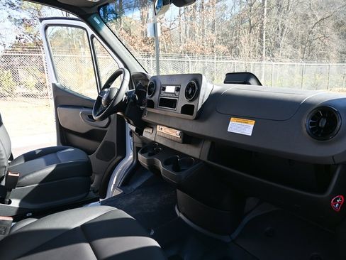 Used 2025 Mercedes-Benz Sprinter 2500 image 21