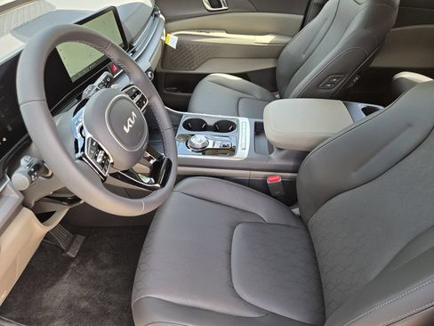 New 2026 Kia Carnival EX FWD image 10