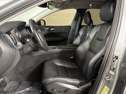 Used 2018 Volvo XC60 T6 Momentum w/ Vision Package image 16
