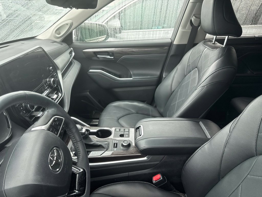 Used 2024 Toyota Highlander Platinum AWD/4WD image 5