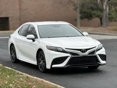 Used 2021 Toyota Camry SE image 3